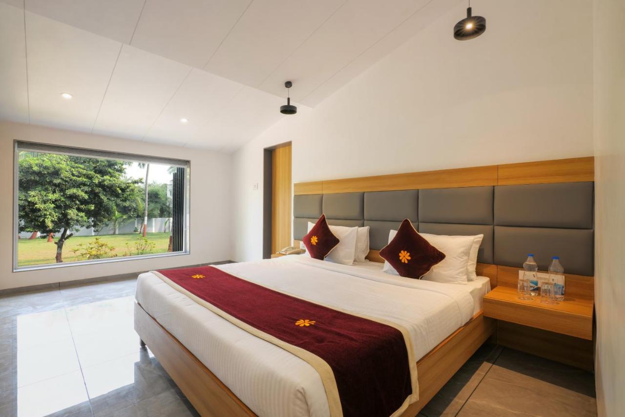 Gold Beach Villa Daman Exterior photo
