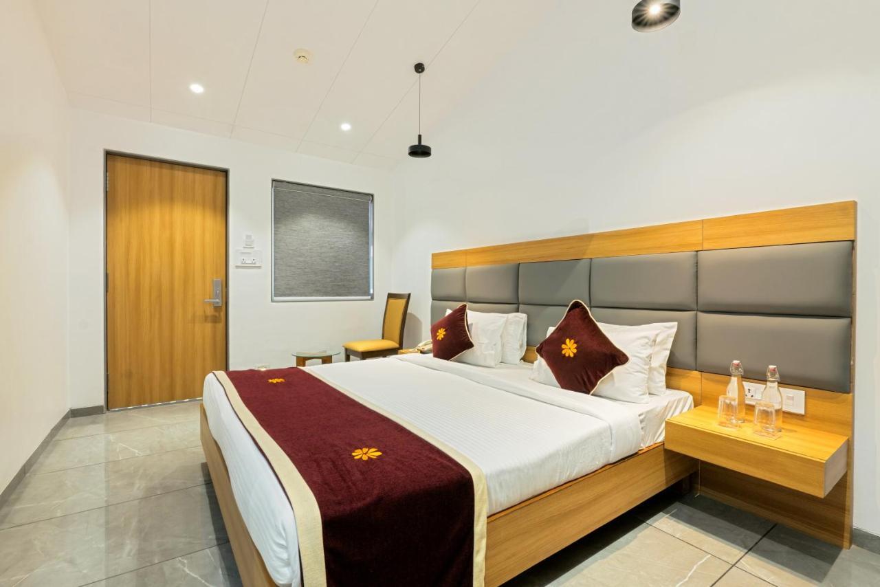 Gold Beach Villa Daman Exterior photo